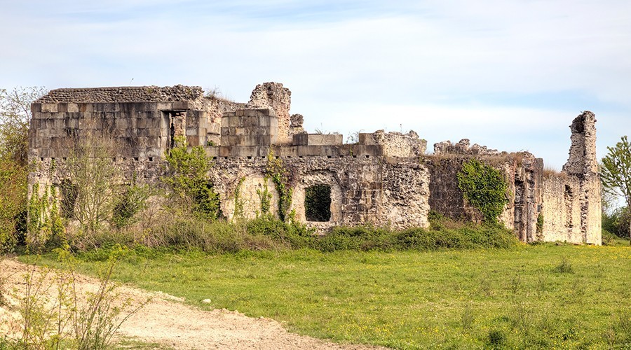 Руины древнего дворца князя Чачба-Шервашидзе